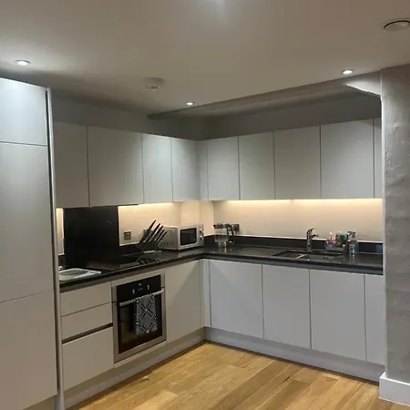 Huller And Cheese Warehouse بريستول