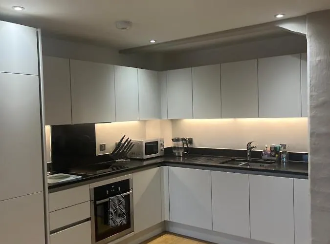 Huller And Cheese Warehouse בריסטול